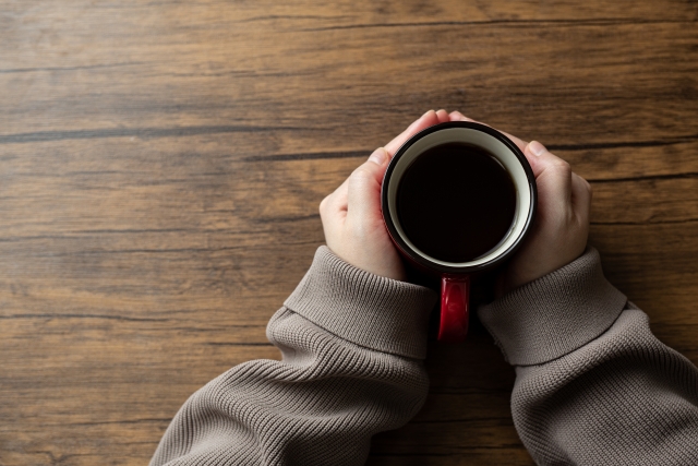 カップを持つ女性