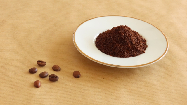 コーヒー粉と豆