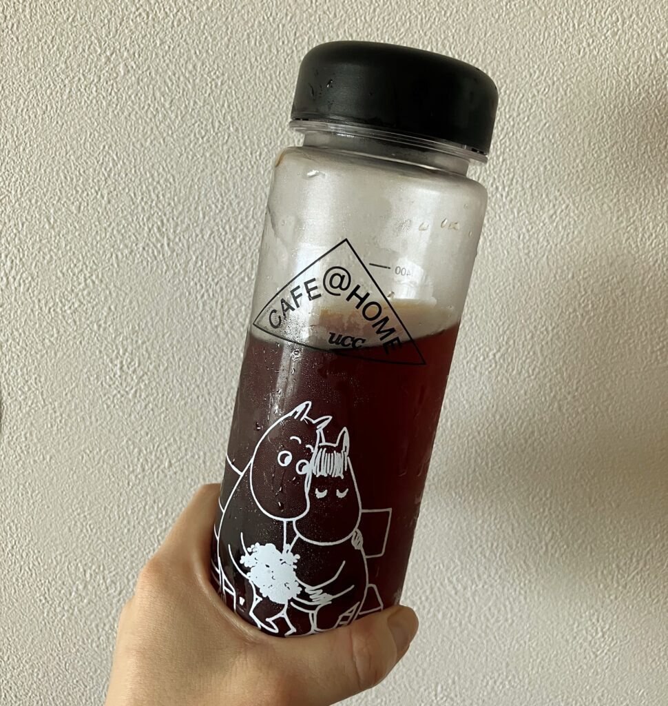 水出しコーヒーを手に持っている