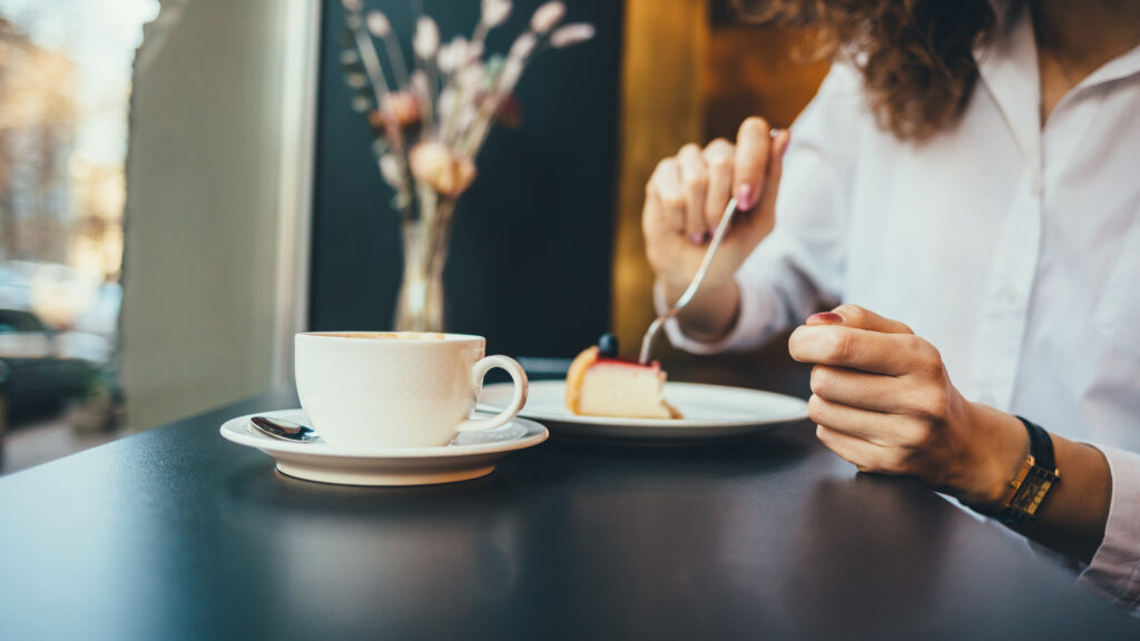 ケーキと珈琲を楽しむ女性